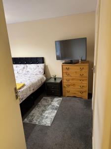 Postel nebo postele na pokoji v ubytování Peaceful 3 bedroom house close to Newcross hospital Wolverhampton