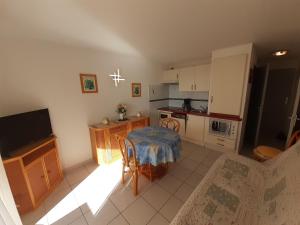 Kuchyňa alebo kuchynka v ubytovaní SAVANNA BEACH I Joli T2 avec vue mer piscine Cap d'Agde