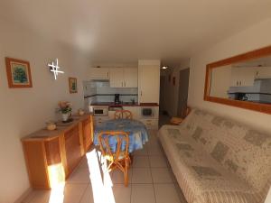 Kuchyňa alebo kuchynka v ubytovaní SAVANNA BEACH I Joli T2 avec vue mer piscine Cap d'Agde + 4 fotografie