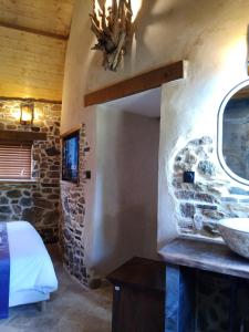 Postel nebo postele na pokoji v ubytování Domaine La Synchronicité - Gîte et Chambres d'Hôtes
