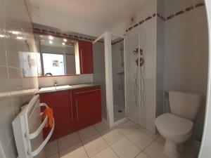 Kúpeľňa v ubytovaní SAVANNA BEACH I Joli T2 avec vue mer piscine Cap d'Agde