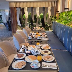długi stół z talerzami żywności w obiekcie Mattis Hotel w Tiranie