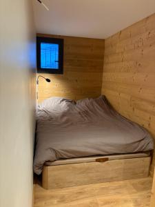 Ένα ή περισσότερα κρεβάτια σε δωμάτιο στο Appart Antoine les angles