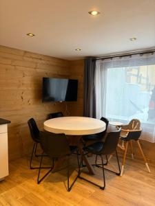 Μια τηλεόραση ή/και κέντρο ψυχαγωγίας στο Appart Antoine les angles