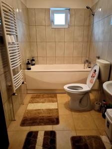 Ένα μπάνιο στο Sarah Apartament