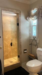 Koupelna v ubytování Private Entry 550sqft Studio GuestHouse ADU Big Estate View Deck Pool Gated 2Acre Oasis Female Share Indoor Outdoor Men Share Outdoor ONLY + 22 fotografií