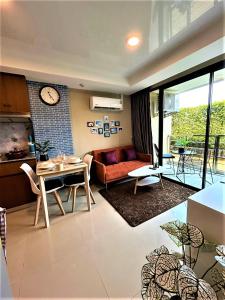 ナイハーンビーチにあるRawai Beach - 1 BR Cozy Condoのソファとテーブルのあるリビングルーム