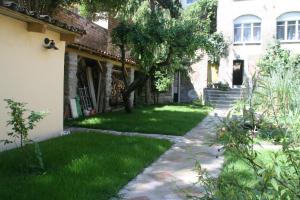 Ein Garten an der Unterkunft B&B Sallent