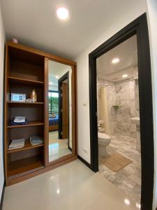 ナイハーンビーチにあるRawai Beach - 1 BR Cozy Condoのバスルーム(ウォークインシャワー、トイレ付)