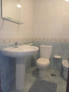 łazienka z białą umywalką i toaletą w obiekcie Casa O Vento w mieście O Grove +24 zdjęcia