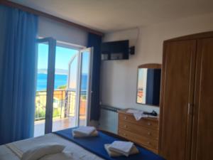 Łóżko lub łóżka w pokoju w obiekcie Rooms Raos