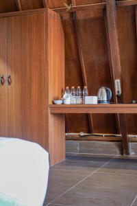 - un comptoir avec des bouteilles dans l'établissement Jambu Klutuk Resort, à Parakan