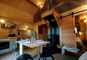 a kitchen with a table and chairs in a cabin at L'Eco Libri in Versols-et-Lapeyre