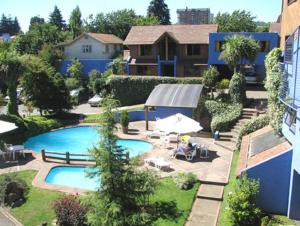 uma vista superior de uma piscina num quintal em Hotel Tierra del Sur em Temuco