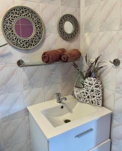 Un baño con un lavabo y dos platos y un espejo. en Willa Azalia, en Mielno 23 fotos más