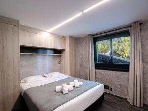 Posteľ alebo postele v izbe v ubytovaní Demi-chalet cosy avec terrasses, WiFi et parking à Chamonix - FR-1-343-228