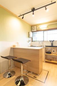 Cucina o angolo cottura di 100 square meters up to 11 people Namba Direct Bus 3 mins JR Osaka Loop Line Station 8 mins Train to Namba 12 mins, USJ 30 mins Kyoto Nara OK