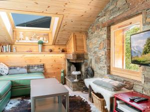 Kuchyňa alebo kuchynka v ubytovaní Charmant duplex avec jardin, 4 pers, Chamonix, animaux OK, parking, WIFI, à 5 min du centre - FR-1-343-167