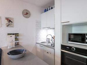 Kuchyňa alebo kuchynka v ubytovaní Studio au pied des pistes avec parking et WiFi - FR-1-343-162 + 6 fotografií