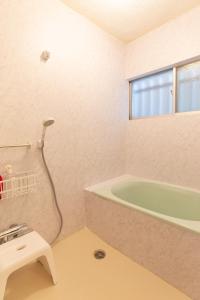 Bagno di 100 square meters up to 11 people Namba Direct Bus 3 mins JR Osaka Loop Line Station 8 mins Train to Namba 12 mins, USJ 30 mins Kyoto Nara OK