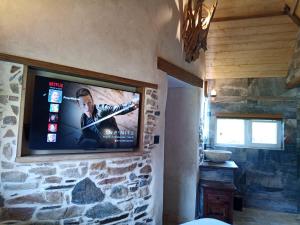TV a/nebo společenská místnost v ubytování Domaine La Synchronicité - Gîte et Chambres d'Hôtes