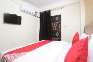 Postel nebo postele na pokoji v ubytování Hotel O A P Residency