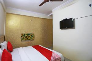 TV a/nebo společenská místnost v ubytování Hotel O A P Residency