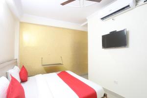 TV a/nebo společenská místnost v ubytování Hotel O A P Residency