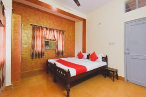 Ένα ή περισσότερα κρεβάτια σε δωμάτιο στο Hotel O Aditya