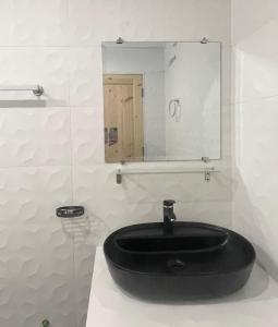 une salle de bain avec un lavabo noir et un miroir dans l'établissement Al Najm Resorts, à Nārān 19 autres photos