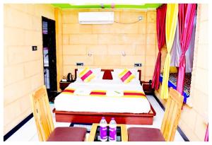 Llit o llits en una habitació de Hotel Zam Zam And Restaurant Budget Hotel in Jaisalmer