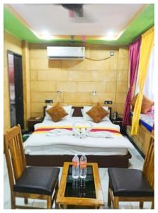 Llit o llits en una habitació de Hotel Zam Zam And Restaurant Budget Hotel in Jaisalmer
