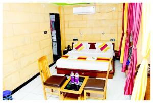 Llit o llits en una habitació de Hotel Zam Zam And Restaurant Budget Hotel in Jaisalmer