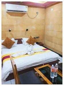 Llit o llits en una habitació de Hotel Zam Zam And Restaurant Budget Hotel in Jaisalmer