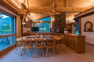 TV a/nebo společenská místnost v ubytování Chalet Waldhaus Rappakopf