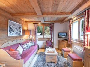 salon z kanapą i telewizorem w obiekcie Charmant appartement près pistes et centre, WiFi, parking privatif - FR-1-343-193 w Chamonix-Mont-Blanc