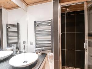 łazienka z dwiema umywalkami i prysznicem w obiekcie Charmant appartement près pistes et centre, WiFi, parking privatif - FR-1-343-193 w Chamonix-Mont-Blanc +7 zdjęć
