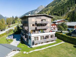 z góry widok na dom w górach w obiekcie Charmant appartement près pistes et centre, WiFi, parking privatif - FR-1-343-193 w Chamonix-Mont-Blanc