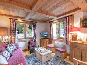 Telewizja i/lub zestaw kina domowego w obiekcie Charmant appartement près pistes et centre, WiFi, parking privatif - FR-1-343-193