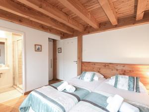 Posteľ alebo postele v izbe v ubytovaní Superbe chalet 4 étoiles avec sauna et garage proche des pistes - FR-1-343-184