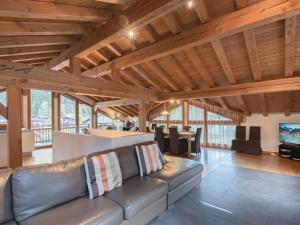 Posedenie v ubytovaní Superbe chalet 4 étoiles avec sauna et garage proche des pistes - FR-1-343-184
