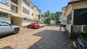 una calle con coches aparcados al lado de un edificio en Cozy Beachside Stay, en Varca