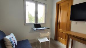 a small room with a chair and a window at Estudio vistas al Veleta Parking Gratis in Monachil