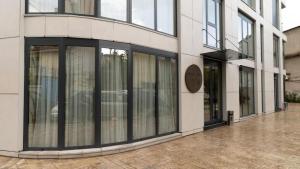 budynek ze szklanymi drzwiami na boku w obiekcie Mattis Hotel w Tiranie