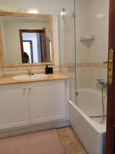 łazienka z umywalką i prysznicem oraz lustrem w obiekcie Casa O Vento w mieście O Grove