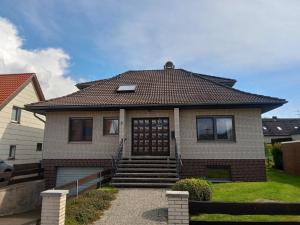 a brick house with a brown roof at Zimmervermietung Weitblick in Burgdorf