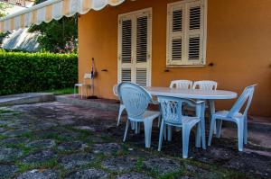 a table and chairs in front of a house at La Casa di Sara in Marcelli