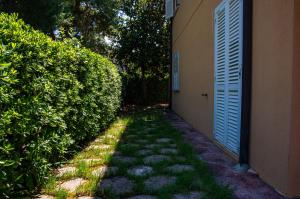 a walkway next to a building with a blue door at La Casa di Sara in Marcelli +15 photos