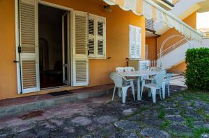 a table and chairs on the patio of a house at La Casa di Sara in Marcelli