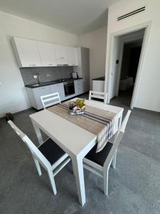 Η κουζίνα ή μικρή κουζίνα στο Riccio Di Mare Apartment